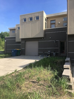 Modern townhome w/ full garage, parking for 3 cars in driveway