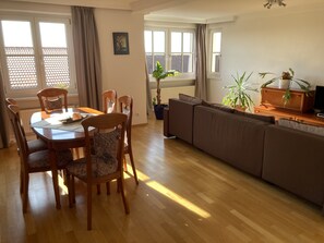 Ferienwohnung "St. Georg" (110 m²) mit kostenfreiem WLAN am Rande des Altmühltals-Wohnzimmer mit Essbereich