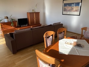 Ferienwohnung "St. Georg" (110 m²) mit kostenfreiem WLAN am Rande des Altmühltals-Wohnzimmer mit Essbereich