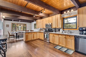 This fully stocked kitchen allows you to make any type of meal, from the simple to the gourmet.