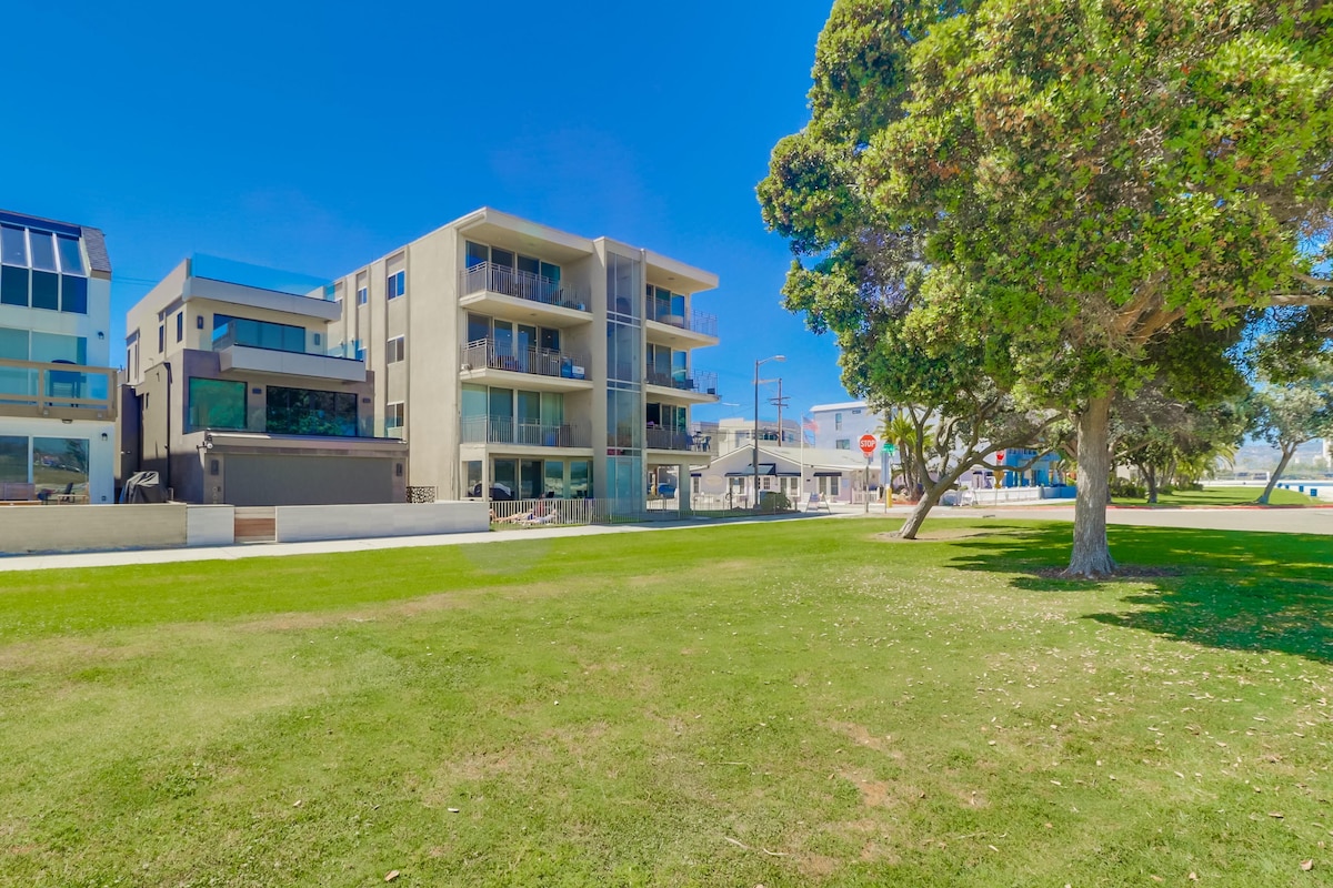 Bayfront views and relaxation at this 2 bedroom condo!