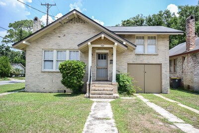 Charming & Cozy Bungalow - Close to Everything