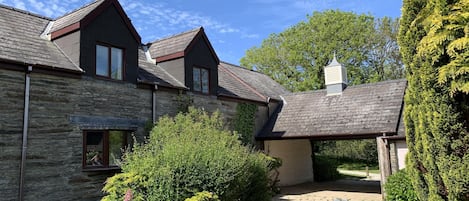 Front of Cottage showing courtyard