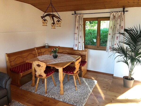 Ferienwohnung für 5 Personen, 2 separate Schalfzimmer, Balkon, 75 qm-Eckbank