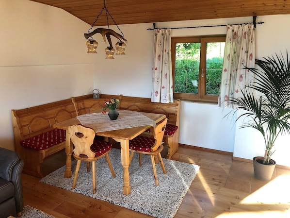 Ferienwohnung für 5 Personen, 2 separate Schalfzimmer, Balkon, 75 qm-Eckbank