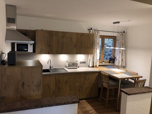 Ferienwohnung für 5 Personen, 2 separate Schalfzimmer, Balkon, 75 qm-Küche mit Esstisch