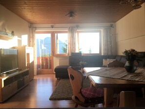 Ferienwohnung für 5 Personen, 2 separate Schalfzimmer, Balkon, 75 qm-Wohnzimmer