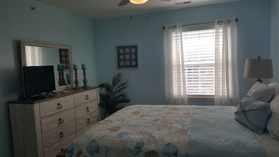 Beautifully renovated 2BR 2BA Condo w/ pool! Minutes from beach and boardwalk!