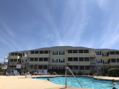 Beautifully renovated 2BR 2BA Condo w/ pool! Minutes from beach and boardwalk!