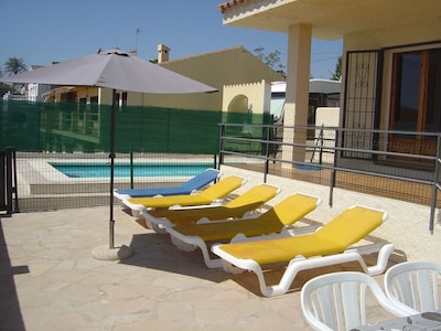 Villa in L'Ampolla with   fenced swimming pool .   200 mts. to the beach. Sea views