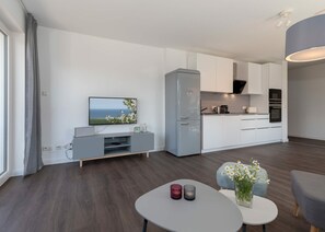 Wohnzimmer mit offener Küche