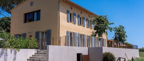 Façade sud et terrasse. South façade and terrace