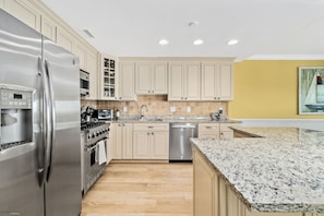 The kitchen is simply beautiful with breakfast bar seating too.