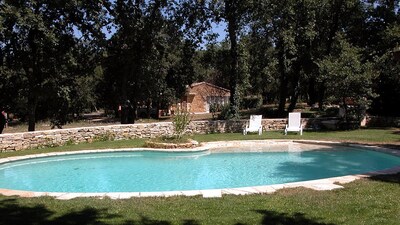 Ménerbes: Bauernhaus aus Stein mit Swimmingpool, umgeben von Natur für 2 bis 4 Personen