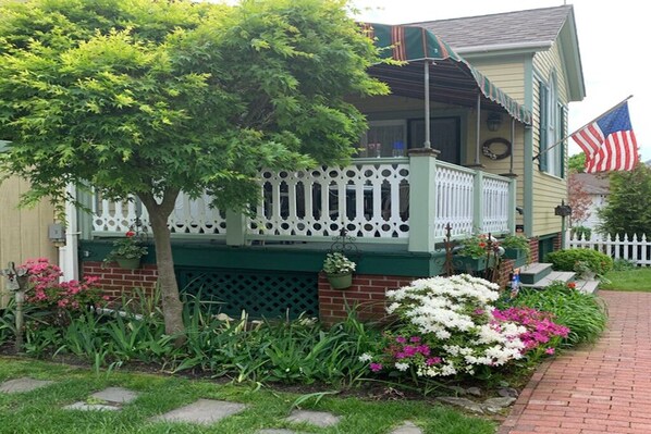 Great outside area fo sitting and dining