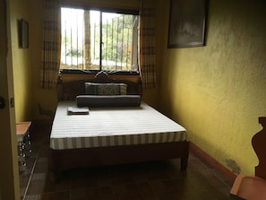 1 bedroom with 1 queen size bed in Ohhira House