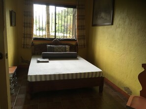 1 bedroom with 1 queen size bed in Ohhira House