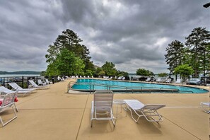 Community Amenities | Outdoor Pool