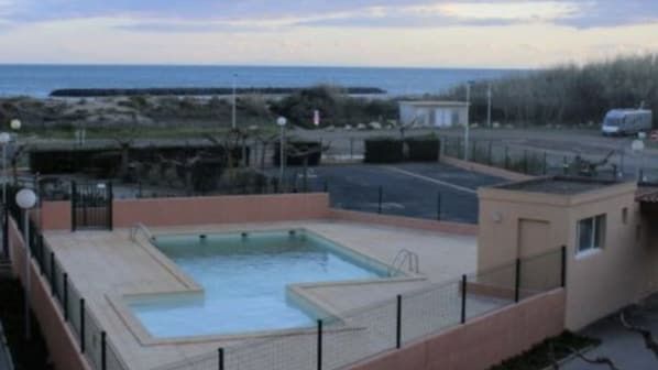 Piscine de la résidence et parking privé 