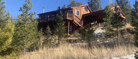 Newly remodeled quiet mountain getaway!! 