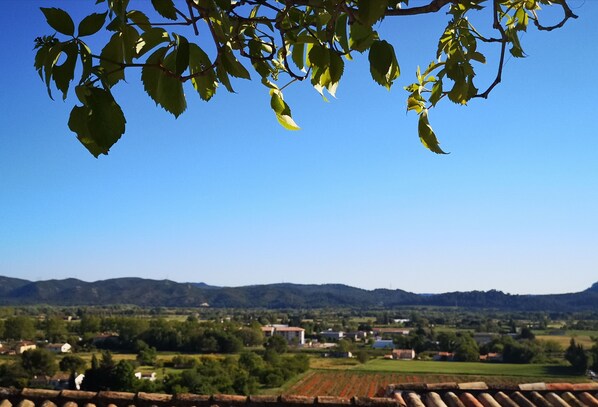 Vue de la terrasse dégagée sur le Lubéron sans vis à vis