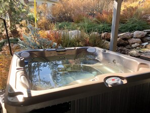Under-deck hot tub: Eagle's Nest Lodge