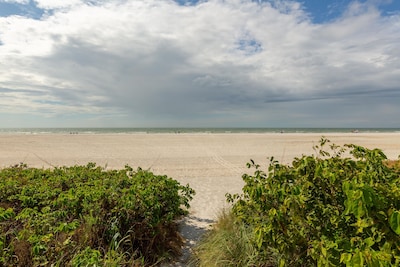 Steps to the BEACH - Marco Island - Updated Condo