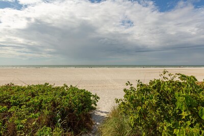 Steps to the BEACH - Marco Island - Updated Condo