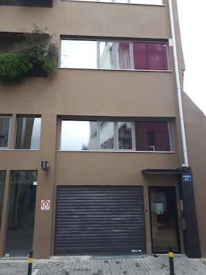 Fachada da propriedade Ć noite
