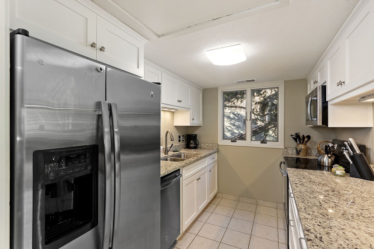 Awesome Kiawah 3 bedroom Condo- 5 MINUTES to BEACH!