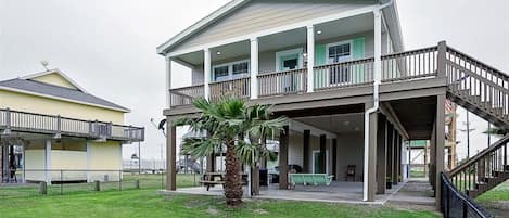 Nice fenced in yard. Large entertainment area underneath too. 