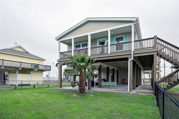 Nice fenced in yard. Large entertainment area underneath too. 