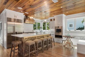 Kitchen w/ bar seating