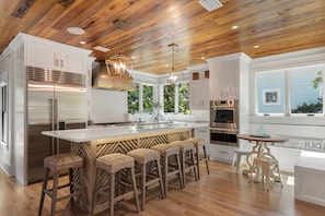 Kitchen w/ bar seating