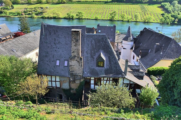 Der Burghof - erbaut 1442 - behutsam restauriert und mitten im eigenen Weinberg