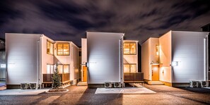 Fassade der Unterkunft – Abend/Nacht