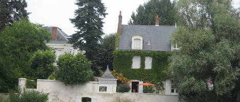 vue de la maison depuis l'autre rive