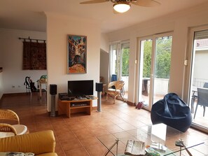 sitting room showing access to balcony