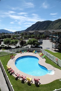 Luxury Waterfront Condo on Skaha Lake-Outstanding View of the Lake