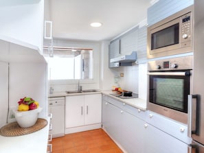 Eigentum, Zimmer, Möbel, Küche, Cabinetry, Gebäude, Interior Design, Countertop, Haus, Gelb
