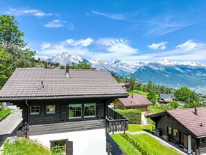 Wolke, Himmel, Pflanze, Gebäude, Fenster, Berg, Natur, Natürliche Landschaft, Hochland, Baum