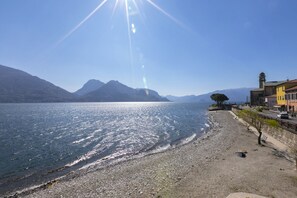 Öffentlicher Strand vor dem Appartement