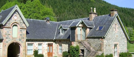 Courtyard and rear view of Old Stable 