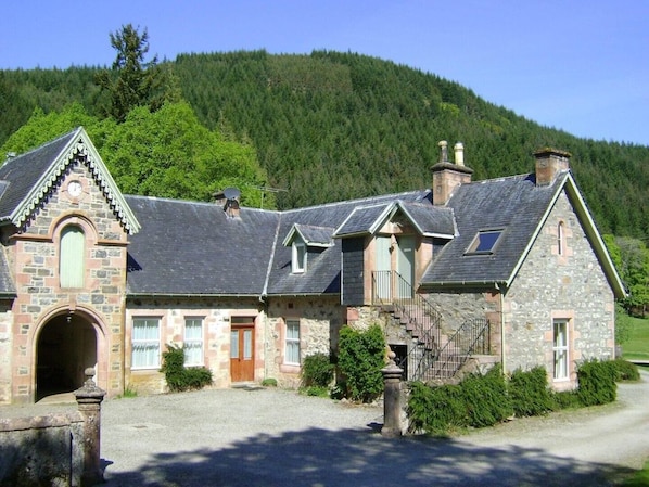 Courtyard and rear view of Old Stable 