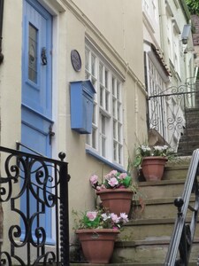 Cockle Cottage -  Central Whitby - 2 bedrooms (sleeps 4)  FREE    WIFI - NETFLIX