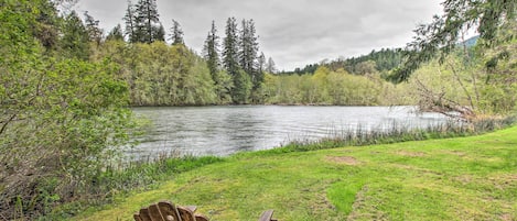 Escape to Vida, where this vacation rental cabin awaits on the McKenzie River!