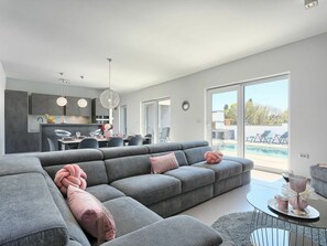 Couch, Property, Table, Furniture, Picture Frame, Studio Couch, Living Room, Building, Interior Design, Comfort
