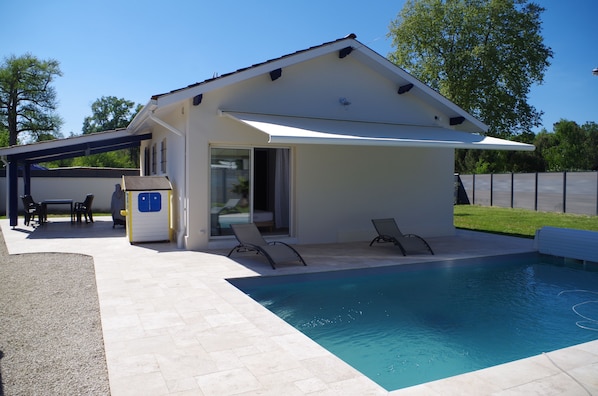 Maison 2 chambres avec piscine transat, jardin, cabane enfant......