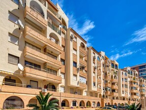 Building, Property, Architecture, Apartment, Mixed-Use, Residential Area, Condominium, Real Estate, Neighbourhood, Town