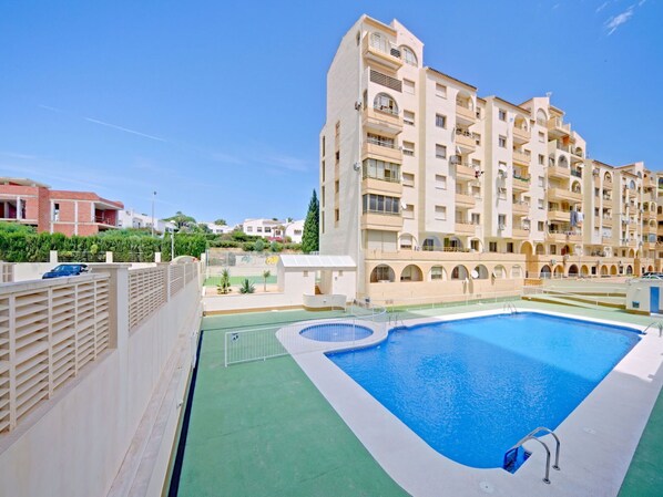Water, Plant, Building, Daytime, Property, Swimming Pool, Window, Sky, Azure, Nature